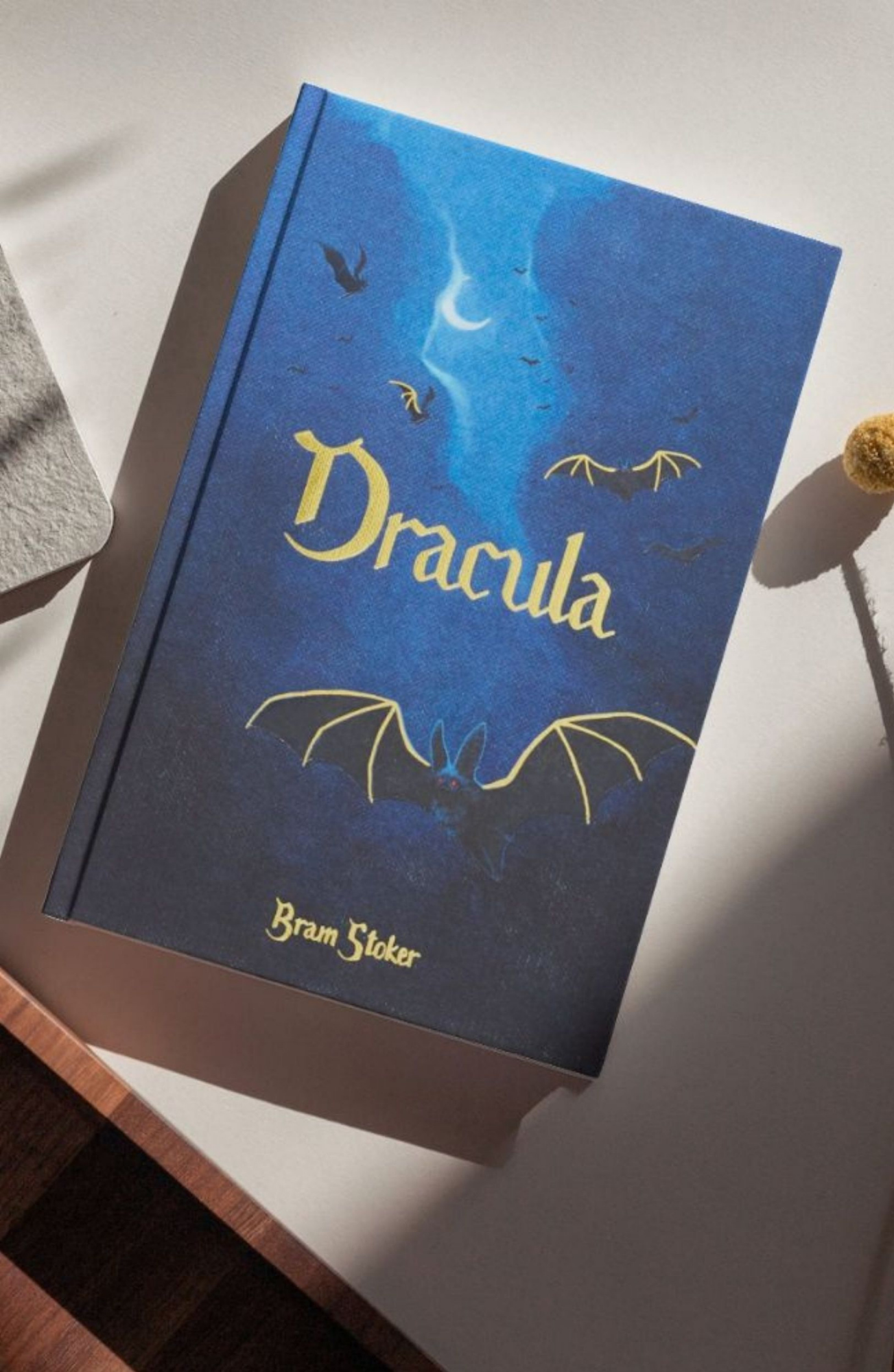 Classic Novels l Wordsworth Collectors Edition l Dracula - Bram Stoker’s Dracula featuring the iconic battle against the ancient vampire Count Dracula, Now Only £9.99